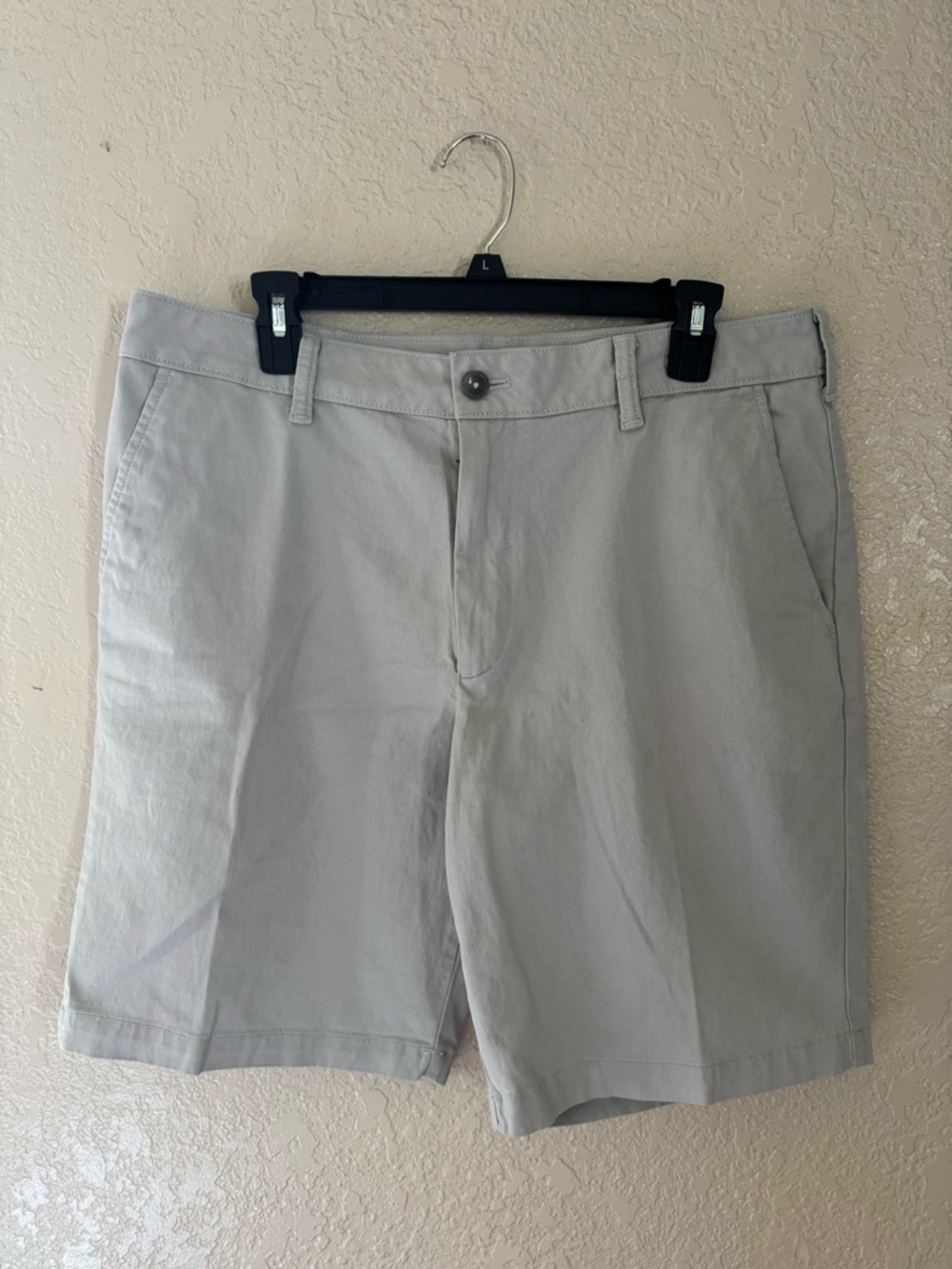 Izod Men's Light Gray Flat-Front Chino Shorts